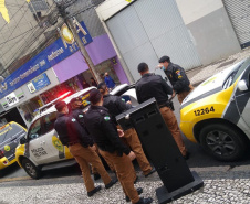 A Ação Integrada de Fiscalização Urbana (AIFU) desta quarta-feira (23/06), em Curitiba, resultou no fechamento de sete estabelecimentos comerciais por irregularidades envolvendo jogos de azar e contrabando. A ação foi conduzida por policiais militares da capital, com apoio da Guarda Municipal e da Secretaria Municipal de Urbanismo. -  Curitiba, 23/06/2021  -  Foto: SESP-PR