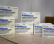 O Governo do Estado recebeu 439.340 vacinas contra a Covid-19 na tarde desta quinta-feira. Este é o primeiro lote com vacinas do braço farmacêutico da Johnson & Johnson. Foto: Américo Antonio/Sesa