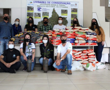 Mais de 800 kg de arroz e feijão foram arrecadados nesta quinta-feira (24), em troca de mudas de jabuticaba no sistema drive-thru no município de Pitanga, na região Central do Estado. A ação foi planejada pelo Escritório Regional do Instituto Água e Terra (IAT) e contou com apoio da prefeitura municipal.  -  Foto: IAT