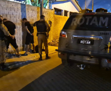 As equipes policiais militares da Capital e da Região Metropolitana reforçaram o policiamento ostensivo nesta quinta-feira (24/06) com a Operação Tático Móvel IV. O resultado foi de 480 pessoas abordadas, sendo do que 10 foram encaminhadas. Uma arma de fogo e porções de maconha, crack e cocaína foram apreendidas.  -  Curitiba, 24/06/2021  -  Foto: SESP-PR
