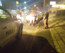 As equipes policiais militares da Capital e da Região Metropolitana reforçaram o policiamento ostensivo nesta quinta-feira (24/06) com a Operação Tático Móvel IV. O resultado foi de 480 pessoas abordadas, sendo do que 10 foram encaminhadas. Uma arma de fogo e porções de maconha, crack e cocaína foram apreendidas.  -  Curitiba, 24/06/2021  -  Foto: SESP-PR