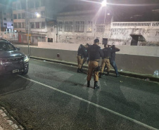 As equipes policiais militares da Capital e da Região Metropolitana reforçaram o policiamento ostensivo nesta quinta-feira (24/06) com a Operação Tático Móvel IV. O resultado foi de 480 pessoas abordadas, sendo do que 10 foram encaminhadas. Uma arma de fogo e porções de maconha, crack e cocaína foram apreendidas.  -  Curitiba, 24/06/2021  -  Foto: SESP-PR