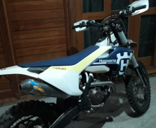Nesta quinta-feira (24/06), policiais civis de Piraí do Sul, com apoio do Setor Operacional de Ponta Grossa, deram cumprimento a três Mandados de Busca e Apreensão envolvendo suspeitos de integrar uma organização criminosa de crimes relacionados a estelionato. Até o momento, quatro pessoas foram conduzidas às autoridades competentes, uma delas também investigada por lavagem de dinheiro.  -  Curitiba, 25/06/2021  -  Foto: Polícia Civil