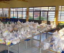 Os colégios estaduais realizam nesta sexta-feira (25) a sétima entrega de alimentos às famílias mais vulneráveis da comunidade escolar. Mais uma vez a distribuição é de produtos da agricultura familiar.  Foto SEED