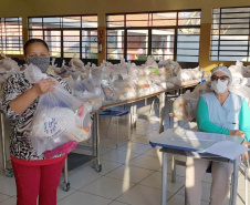 Os colégios estaduais realizam nesta sexta-feira (25) a sétima entrega de alimentos às famílias mais vulneráveis da comunidade escolar. Mais uma vez a distribuição é de produtos da agricultura familiar.  Foto SEED