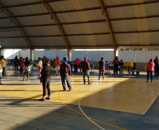 Os colégios estaduais realizam nesta sexta-feira (25) a sétima entrega de alimentos às famílias mais vulneráveis da comunidade escolar. Mais uma vez a distribuição é de produtos da agricultura familiar.  Foto SEED