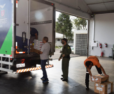 O Governo do Estado realizou mais uma força-tarefa para acelerar o envio de vacinas contra a Covid-19 e medicamentos do kit de intubação para todas as 22 Regionais de Saúde na tarde desta sexta-feira (25). Ao todo foram encaminhadas, por via aérea e terrestre, 307.180 vacinas e 116.083 medicamentos.  -  Curitiba, 25/06/2021  -  Foto: Américo Antonio/SESA