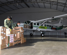 O Governo do Estado realizou mais uma força-tarefa para acelerar o envio de vacinas contra a Covid-19 e medicamentos do kit de intubação para todas as 22 Regionais de Saúde na tarde desta sexta-feira (25). Ao todo foram encaminhadas, por via aérea e terrestre, 307.180 vacinas e 116.083 medicamentos.  -  Curitiba, 25/06/2021  -  Foto: Américo Antonio/SESA