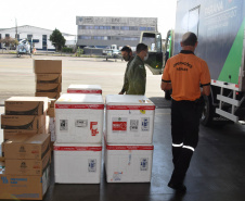O Governo do Estado realizou mais uma força-tarefa para acelerar o envio de vacinas contra a Covid-19 e medicamentos do kit de intubação para todas as 22 Regionais de Saúde na tarde desta sexta-feira (25). Ao todo foram encaminhadas, por via aérea e terrestre, 307.180 vacinas e 116.083 medicamentos.  -  Curitiba, 25/06/2021  -  Foto: Américo Antonio/SESA