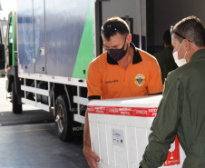 O Governo do Estado realizou mais uma força-tarefa para acelerar o envio de vacinas contra a Covid-19 e medicamentos do kit de intubação para todas as 22 Regionais de Saúde na tarde desta sexta-feira (25). Ao todo foram encaminhadas, por via aérea e terrestre, 307.180 vacinas e 116.083 medicamentos.  -  Curitiba, 25/06/2021  -  Foto: Américo Antonio/SESA