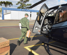 O Governo do Estado realizou mais uma força-tarefa para acelerar o envio de vacinas contra a Covid-19 e medicamentos do kit de intubação para todas as 22 Regionais de Saúde na tarde desta sexta-feira (25). Ao todo foram encaminhadas, por via aérea e terrestre, 307.180 vacinas e 116.083 medicamentos.  -  Curitiba, 25/06/2021  -  Foto: Américo Antonio/SESA