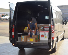 O Governo do Estado realizou mais uma força-tarefa para acelerar o envio de vacinas contra a Covid-19 e medicamentos do kit de intubação para todas as 22 Regionais de Saúde na tarde desta sexta-feira (25). Ao todo foram encaminhadas, por via aérea e terrestre, 307.180 vacinas e 116.083 medicamentos.  -  Curitiba, 25/06/2021  -  Foto: Américo Antonio/SESA
