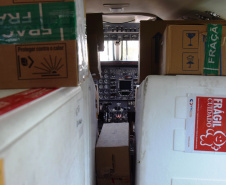 O Governo do Estado realizou mais uma força-tarefa para acelerar o envio de vacinas contra a Covid-19 e medicamentos do kit de intubação para todas as 22 Regionais de Saúde na tarde desta sexta-feira (25). Ao todo foram encaminhadas, por via aérea e terrestre, 307.180 vacinas e 116.083 medicamentos.  -  Curitiba, 25/06/2021  -  Foto: Américo Antonio/SESA