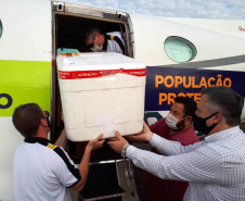 O secretário de Estado da Saúde, Beto Preto, acompanhou o envio de mais de 300 mil vacinas contra a Covid-19, além de 116 mil medicamentos do kit de intubação, aos municípios do Paraná nesta sexta-feira (25). A Regional de Saúde de Jacarezinho foi a primeira, do interior, a registrar o recebimento dos imunizantes e insumos.  - Jacarezinho,  25/06/2021  - Foto: Rodrigo Rossi/SESA