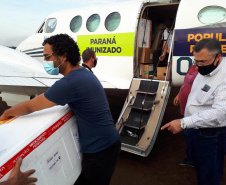 O secretário de Estado da Saúde, Beto Preto, acompanhou o envio de mais de 300 mil vacinas contra a Covid-19, além de 116 mil medicamentos do kit de intubação, aos municípios do Paraná nesta sexta-feira (25). A Regional de Saúde de Jacarezinho foi a primeira, do interior, a registrar o recebimento dos imunizantes e insumos.  - Jacarezinho,  25/06/2021  - Foto: Rodrigo Rossi/SESA