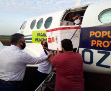 O secretário de Estado da Saúde, Beto Preto, acompanhou o envio de mais de 300 mil vacinas contra a Covid-19, além de 116 mil medicamentos do kit de intubação, aos municípios do Paraná nesta sexta-feira (25). A Regional de Saúde de Jacarezinho foi a primeira, do interior, a registrar o recebimento dos imunizantes e insumos.  - Jacarezinho,  25/06/2021  - Foto: Rodrigo Rossi/SESA