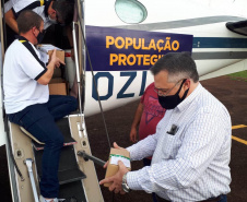 O secretário de Estado da Saúde, Beto Preto, acompanhou o envio de mais de 300 mil vacinas contra a Covid-19, além de 116 mil medicamentos do kit de intubação, aos municípios do Paraná nesta sexta-feira (25). A Regional de Saúde de Jacarezinho foi a primeira, do interior, a registrar o recebimento dos imunizantes e insumos.  - Jacarezinho,  25/06/2021  - Foto: Rodrigo Rossi/SESA