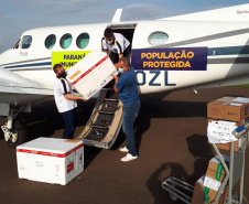 O secretário de Estado da Saúde, Beto Preto, acompanhou o envio de mais de 300 mil vacinas contra a Covid-19, além de 116 mil medicamentos do kit de intubação, aos municípios do Paraná nesta sexta-feira (25). A Regional de Saúde de Jacarezinho foi a primeira, do interior, a registrar o recebimento dos imunizantes e insumos.  - Jacarezinho,  25/06/2021  - Foto: Rodrigo Rossi/SESA