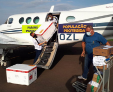O secretário de Estado da Saúde, Beto Preto, acompanhou o envio de mais de 300 mil vacinas contra a Covid-19, além de 116 mil medicamentos do kit de intubação, aos municípios do Paraná nesta sexta-feira (25). A Regional de Saúde de Jacarezinho foi a primeira, do interior, a registrar o recebimento dos imunizantes e insumos.  - Jacarezinho,  25/06/2021  - Foto: Rodrigo Rossi/SESA