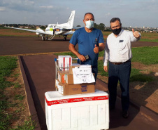 O secretário de Estado da Saúde, Beto Preto, acompanhou o envio de mais de 300 mil vacinas contra a Covid-19, além de 116 mil medicamentos do kit de intubação, aos municípios do Paraná nesta sexta-feira (25). A Regional de Saúde de Jacarezinho foi a primeira, do interior, a registrar o recebimento dos imunizantes e insumos.  - Jacarezinho,  25/06/2021  - Foto: Rodrigo Rossi/SESA