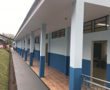 Nos últimos dois anos e meio, as reformas e construções de novas escolas nas cidades e no meio rural fiscalizadas pela Cohapar somam investimentos de R$ 48 milhões do Fundepar. Neste período, 105 obras foram concluídas e há outras 112 em execução, com perspectiva de novas contratações.
Foto: Cohapar