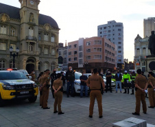 Em ação realizada na tarde e noite do sábado (26), em Curitiba, as equipes da Ação Integrada de Fiscalização Urbana (AIFU) voltaram a fechar estabelecimentos que descumpriam as medidas sanitárias de combate à Covid-19, com aglomerações e festas sem o uso de máscara de proteção, e outras irregularidades.  -  Curitiba, 27/06/2021  -  Foto: Polícia Civil do Paraná