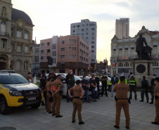 Em ação realizada na tarde e noite do sábado (26), em Curitiba, as equipes da Ação Integrada de Fiscalização Urbana (AIFU) voltaram a fechar estabelecimentos que descumpriam as medidas sanitárias de combate à Covid-19, com aglomerações e festas sem o uso de máscara de proteção, e outras irregularidades.  -  Curitiba, 27/06/2021  -  Foto: Polícia Civil do Paraná