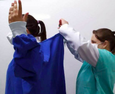 Estudantes do Colégio Estadual João XXIII, em Irati, começaram a ter aulas para aprender a preparar uma sala de cirurgia, higienizar as mãos com uma técnica específica para o ambiente, montar uma mesa de instrumentos cirúrgicos e acolher pacientes. Foto SEED