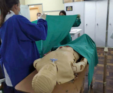 
Estudantes do Colégio Estadual João XXIII, em Irati, começaram a ter aulas para aprender a preparar uma sala de cirurgia, higienizar as mãos com uma técnica específica para o ambiente, montar uma mesa de instrumentos cirúrgicos e acolher pacientes. Foto SEED