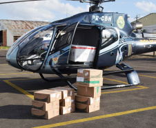 O Governo do Estado realizou mais uma força-tarefa para acelerar o envio de vacinas contra a Covid-19 e medicamentos do kit de intubação para todas as 22 Regionais de Saúde na tarde desta sexta-feira (25). Ao todo foram encaminhadas, por via aérea e terrestre, 307.180 vacinas e 116.083 medicamentos.  -  Curitiba, 25/06/2021  -  Foto: Américo Antonio/SESA