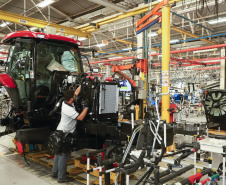 Governador Carlos Massa Ratinho Junior durante visita a fábrica da New Holland. - Curitiba, 25/05/2019 - Foto: Rodrigo Félix Leal/ANPr