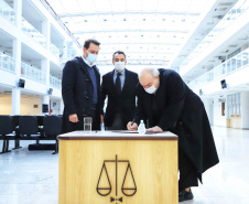Projeto vai promover visitas guiadas a unidades de conservação do Paraná. O acordo de cooperação para execução do projeto foi assinado nesta quinta-feira (1) pelo governador Carlos Massa Ratinho Junior, o presidente do Tribunal de Justiça, desembargador José Laurindo de Souza Netto, e o prefeito de Curitiba, Rafael Greca.  -  Curitiba, 01/07/2021  -  Foto: José Fernando Ogura/AEN