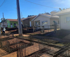As novas moradias estão sendo construídas na Vila Chimin, em um projeto que também envolve trabalhos de revitalização e urbanização da região. O investimento do Governo do Estado é de R$ 10,8 milhões, usado para permitir o repasse das moradias gratuitamente a famílias em situação de vulnerabilidade social. (Foto: Victor Kimura Holetz / Cohapar)