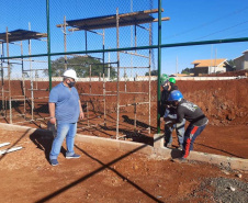 As novas moradias estão sendo construídas na Vila Chimin, em um projeto que também envolve trabalhos de revitalização e urbanização da região. O investimento do Governo do Estado é de R$ 10,8 milhões, usado para permitir o repasse das moradias gratuitamente a famílias em situação de vulnerabilidade social. (Foto: Victor Kimura Holetz / Cohapar)