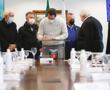 O governador Carlos Massa Ratinho Junior  recebe o  ministro do Desenvolvimento Regional, Rogério Marinho, no Palácio Iguaçu, as propostas selecionadas pelo Programa Pró-Moradia para revitalização de favelas nas cidades de Curitiba e São José dos Pinhais.  Foto: Jonathan Campos/AEN