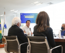 O governador Carlos Massa Ratinho Junior  recebe o  ministro do Desenvolvimento Regional, Rogério Marinho, no Palácio Iguaçu, as propostas selecionadas pelo Programa Pró-Moradia para revitalização de favelas nas cidades de Curitiba e São José dos Pinhais.  Foto: Jonathan Campos/AEN