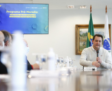O governador Carlos Massa Ratinho Junior  recebe o  ministro do Desenvolvimento Regional, Rogério Marinho, no Palácio Iguaçu, as propostas selecionadas pelo Programa Pró-Moradia para revitalização de favelas nas cidades de Curitiba e São José dos Pinhais.  Foto: Jonathan Campos/AEN