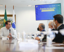 O governador Carlos Massa Ratinho Junior  recebe o  ministro do Desenvolvimento Regional, Rogério Marinho, no Palácio Iguaçu, as propostas selecionadas pelo Programa Pró-Moradia para revitalização de favelas nas cidades de Curitiba e São José dos Pinhais.  Foto: Jonathan Campos/AEN