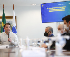 O governador Carlos Massa Ratinho Junior  recebe o  ministro do Desenvolvimento Regional, Rogério Marinho, no Palácio Iguaçu, as propostas selecionadas pelo Programa Pró-Moradia para revitalização de favelas nas cidades de Curitiba e São José dos Pinhais.  Foto: Jonathan Campos/AEN