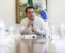 O governador Carlos Massa Ratinho Junior  recebe o  ministro do Desenvolvimento Regional, Rogério Marinho, no Palácio Iguaçu, as propostas selecionadas pelo Programa Pró-Moradia para revitalização de favelas nas cidades de Curitiba e São José dos Pinhais.  Foto: Jonathan Campos/AEN