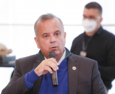 O governador Carlos Massa Ratinho Junior  recebe o  ministro do Desenvolvimento Regional, Rogério Marinho, no Palácio Iguaçu, as propostas selecionadas pelo Programa Pró-Moradia para revitalização de favelas nas cidades de Curitiba e São José dos Pinhais.  Foto: Jonathan Campos/AEN
