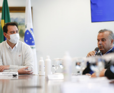 O governador Carlos Massa Ratinho Junior  recebe o  ministro do Desenvolvimento Regional, Rogério Marinho, no Palácio Iguaçu, as propostas selecionadas pelo Programa Pró-Moradia para revitalização de favelas nas cidades de Curitiba e São José dos Pinhais.  Foto: Jonathan Campos/AEN