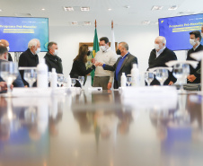 O governador Carlos Massa Ratinho Junior  recebe o  ministro do Desenvolvimento Regional, Rogério Marinho, no Palácio Iguaçu, as propostas selecionadas pelo Programa Pró-Moradia para revitalização de favelas nas cidades de Curitiba e São José dos Pinhais.  Foto: Jonathan Campos/AEN