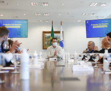 O governador Carlos Massa Ratinho Junior  recebe o  ministro do Desenvolvimento Regional, Rogério Marinho, no Palácio Iguaçu, as propostas selecionadas pelo Programa Pró-Moradia para revitalização de favelas nas cidades de Curitiba e São José dos Pinhais.  Foto: Jonathan Campos/AEN