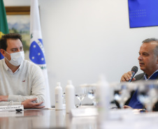 O governador Carlos Massa Ratinho Junior  recebe o  ministro do Desenvolvimento Regional, Rogério Marinho, no Palácio Iguaçu, as propostas selecionadas pelo Programa Pró-Moradia para revitalização de favelas nas cidades de Curitiba e São José dos Pinhais.  Foto: Jonathan Campos/AEN