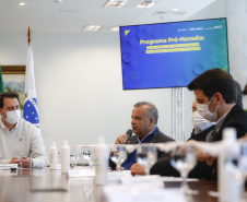 O governador Carlos Massa Ratinho Junior  recebe o  ministro do Desenvolvimento Regional, Rogério Marinho, no Palácio Iguaçu, as propostas selecionadas pelo Programa Pró-Moradia para revitalização de favelas nas cidades de Curitiba e São José dos Pinhais.  Foto: Jonathan Campos/AEN