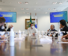 O governador Carlos Massa Ratinho Junior  recebe o  ministro do Desenvolvimento Regional, Rogério Marinho, no Palácio Iguaçu, as propostas selecionadas pelo Programa Pró-Moradia para revitalização de favelas nas cidades de Curitiba e São José dos Pinhais.  Foto: Jonathan Campos/AEN