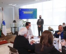 O governador Carlos Massa Ratinho Junior  recebe o  ministro do Desenvolvimento Regional, Rogério Marinho, no Palácio Iguaçu, as propostas selecionadas pelo Programa Pró-Moradia para revitalização de favelas nas cidades de Curitiba e São José dos Pinhais.  Foto: Jonathan Campos/AEN