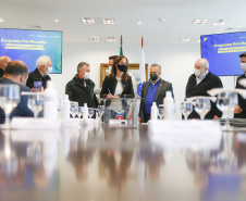 O governador Carlos Massa Ratinho Junior  recebe o  ministro do Desenvolvimento Regional, Rogério Marinho, no Palácio Iguaçu, as propostas selecionadas pelo Programa Pró-Moradia para revitalização de favelas nas cidades de Curitiba e São José dos Pinhais.  Foto: Jonathan Campos/AEN