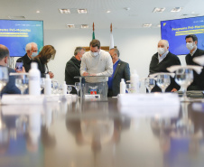 O governador Carlos Massa Ratinho Junior  recebe o  ministro do Desenvolvimento Regional, Rogério Marinho, no Palácio Iguaçu, as propostas selecionadas pelo Programa Pró-Moradia para revitalização de favelas nas cidades de Curitiba e São José dos Pinhais.  Foto: Jonathan Campos/AEN